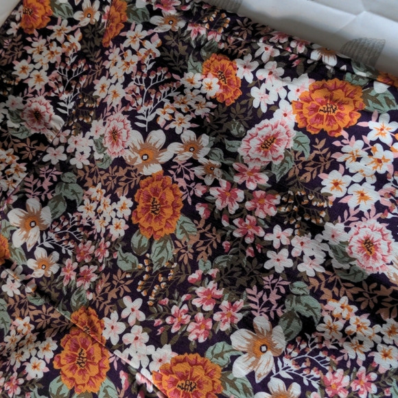 Pull on Floral Capri - Picture 2 of 2